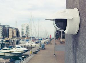 Купольная уличная IP-камера видеонаблюдения с солнцезащитным козырьком